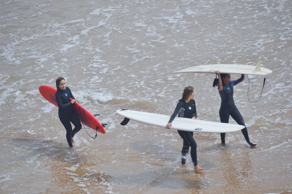 chicas surfistas